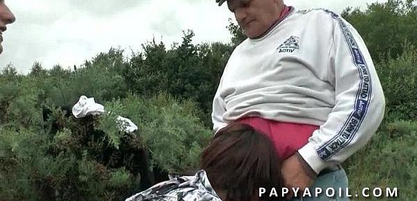  Papy se fait pomper par une brunette pendant que son pote la sodomisee